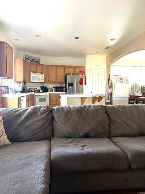 Detail Gallery Image 4 of 36 For 33510 Cedar Creek Ln, Lake Elsinore,  CA 92532 - 4 Beds | 2/1 Baths