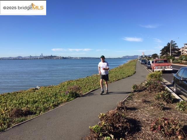 6 Captain DR, Emeryville CA: https://media.crmls.org/mediaz/1449a3bf-fa28-4ec7-bb56-8283ea7da450.jpg