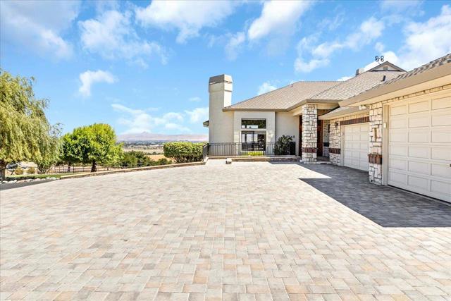 275 Nicholson Drive, Hollister CA: https://media.crmls.org/mediaz/1449d2c1-2b8c-446d-a3a0-8f0fc6c57371.jpg