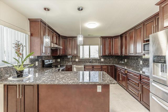 7381 Furlong Avenue, Gilroy CA: https://media.crmls.org/mediaz/1449e2bd-0b24-4595-8b42-9c77ce9616b9.jpg