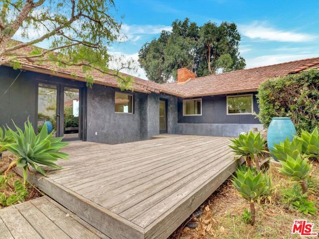 16959 Dulce Ynez Lane, Pacific Palisades CA: https://media.crmls.org/mediaz/1449fbea-61af-45d1-95ab-2cf2af468ae8.jpg