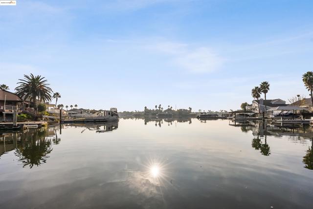 4730 Spinnaker Way, Discovery Bay CA: https://media.crmls.org/mediaz/144a93fc-2b84-45e6-b680-b685d7308897.jpg