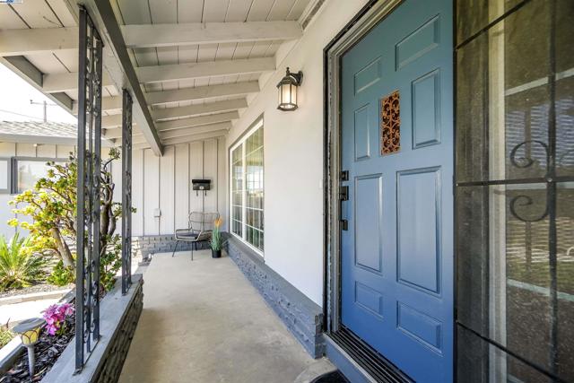 30566 Prestwick Ave, Hayward CA: https://media.crmls.org/mediaz/144b9417-6cd1-4a7b-9462-915a6b99955f.jpg