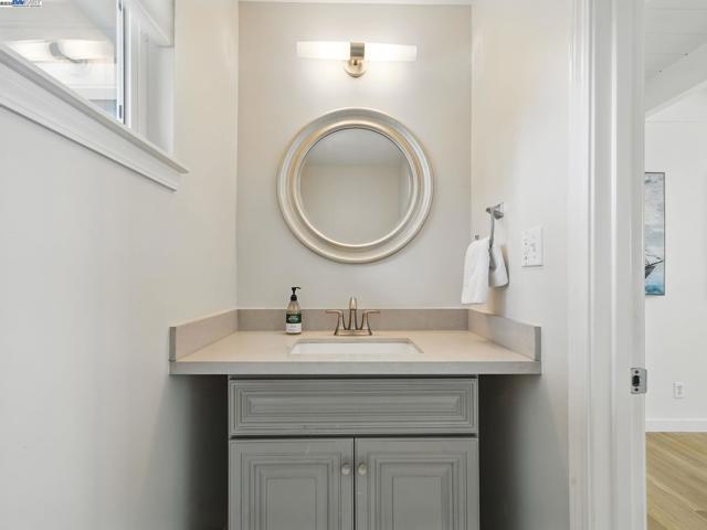 2323 Mastlands Dr, Oakland CA: https://media.crmls.org/mediaz/144bae81-99ee-4925-8681-89ea655dfda5.jpg