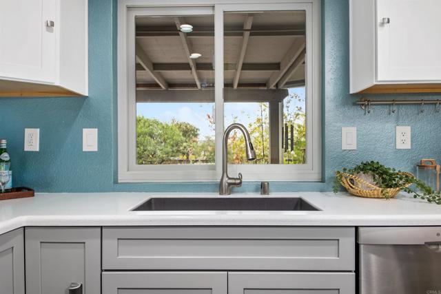 Detail Gallery Image 12 of 48 For 1485 Los Cedros Ln, Escondido,  CA 92026 - 3 Beds | 2/1 Baths