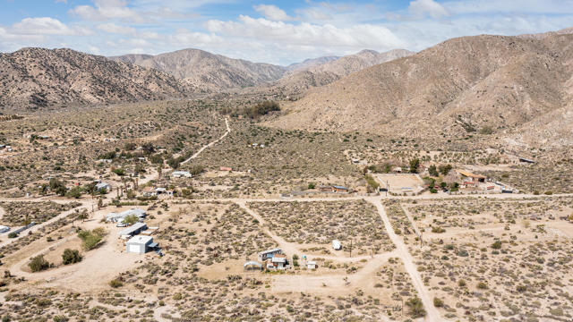 9223 N Star Trail, Morongo Valley CA: https://media.crmls.org/mediaz/144c67f5-cb05-4d81-94f1-2e5eaa973c5c.jpg