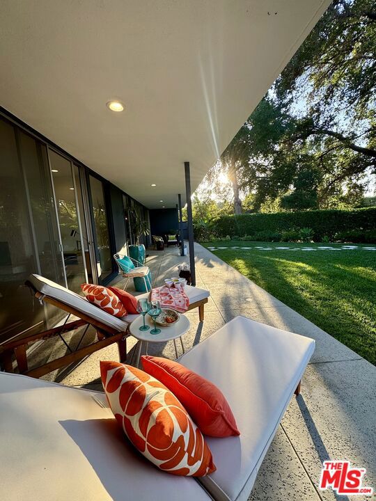 16045 Royal Mount Drive, Encino CA: https://media.crmls.org/mediaz/144d486e-119c-42cb-a095-114500699676.jpg