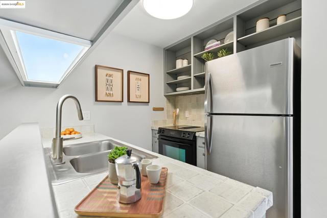5321 Miles Ave, Oakland CA: https://media.crmls.org/mediaz/144d9c38-9431-4a34-97b6-a9a97f270088.jpg