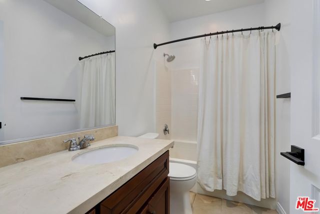 1521 S HAYWORTH Avenue, Los Angeles CA: https://media.crmls.org/mediaz/144dafb3-2122-4cab-b3fa-3e0b6f9e9de4.jpg