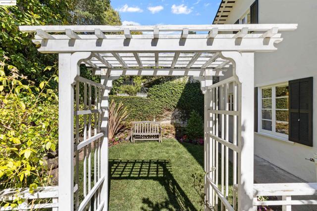 5701 La Salle Ave, Oakland CA: https://media.crmls.org/mediaz/144dfe07-1c67-43cd-b723-167aeebe3c44.jpg