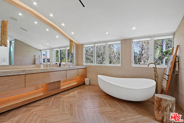 9451 Sunset Boulevard, Beverly Hills CA: https://media.crmls.org/mediaz/144e0854-3176-45d8-8e4f-e98454a53156.jpg