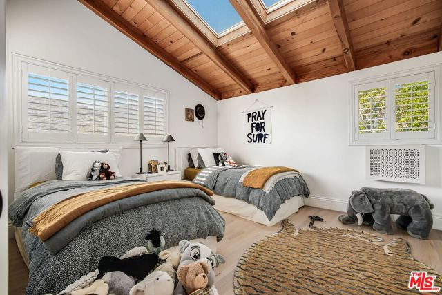2880 Searidge Street, Malibu CA: https://media.crmls.org/mediaz/144f7ab7-9f13-44de-af29-ed389685c87d.jpg
