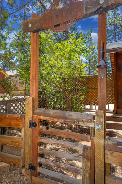 40114 Esterly Lane, Big Bear CA: https://media.crmls.org/mediaz/1450a0e4-7ba4-4d2e-8841-0b409f2fadf0.jpg