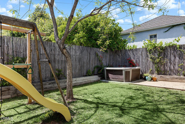 1807 New York Drive, Altadena CA: https://media.crmls.org/mediaz/145287fd-6fb0-4f7b-a41a-1bef970fcd89.jpg