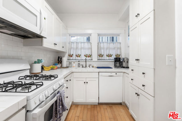 1120 W Edgeware Road, Los Angeles CA: https://media.crmls.org/mediaz/145347cc-e8b1-498f-90f1-d6a28de08d05.jpg