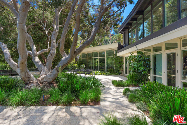 2179 Mandeville Canyon Road, Los Angeles CA: https://media.crmls.org/mediaz/14534dbc-6c60-40f2-aefa-03a56044f5d2.jpg