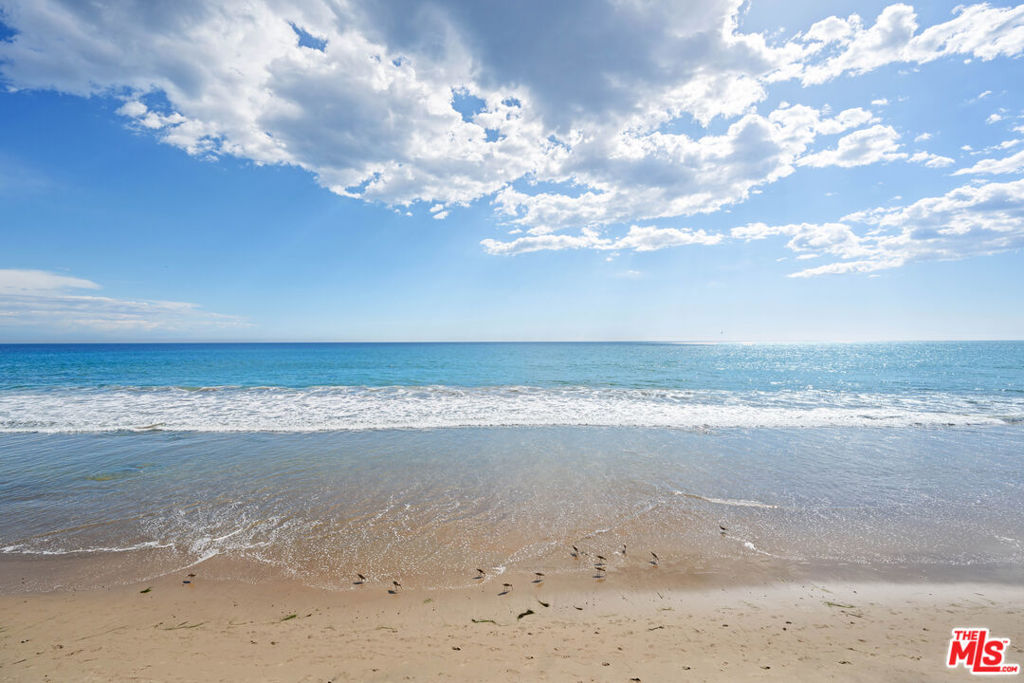 https://media.crmls.org/mediaz/14546a25-3624-498e-8900-bf5f3f97e99f.jpg?preset=X-Large