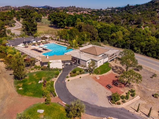 10562 Aspen Gln, Escondido CA: https://media.crmls.org/mediaz/1454cfd0-717b-4064-a0b6-bcb2d74acc4c.jpg