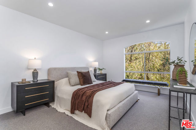410 S Barrington Avenue, Los Angeles CA: https://media.crmls.org/mediaz/14552d8a-6242-4022-9dc0-ce1fc2331d3a.jpg