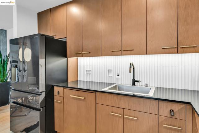 311 Oak St, Oakland CA: https://media.crmls.org/mediaz/14569105-2260-4a16-b92f-ce0493bdd269.jpg