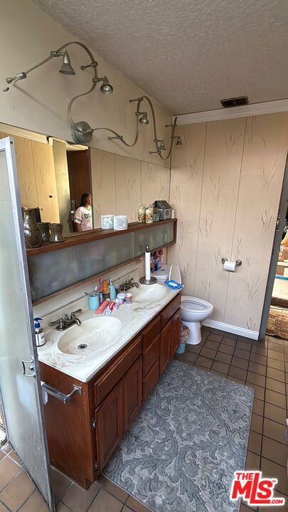 180 E Pepper Drive, Long Beach CA: https://media.crmls.org/mediaz/14575dfa-82bf-4b68-b09b-9eca34105998.jpg