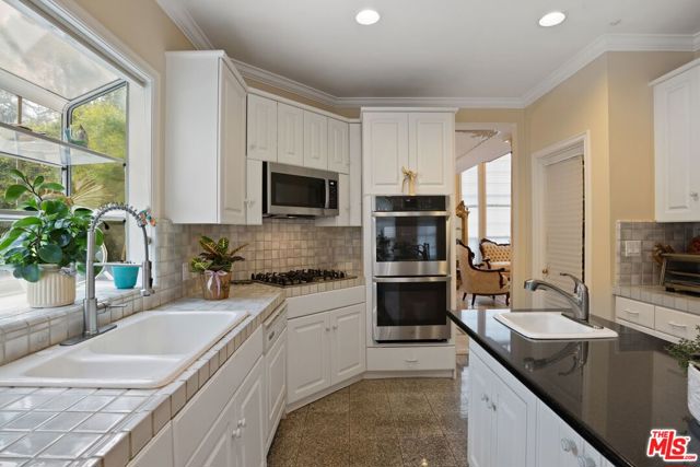 2431 Benedict Canyon Drive, Beverly Hills CA: https://media.crmls.org/mediaz/14584e1b-1bf2-4366-95b3-249c26ec7a13.jpg