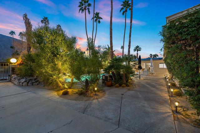 1223 E San Lorenzo Road, Palm Springs CA: https://media.crmls.org/mediaz/145900b3-8024-4103-a3f0-736d876e6904.jpg