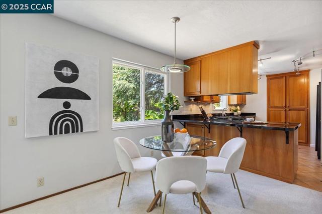 1759 Crescent Dr, Walnut Creek CA: https://media.crmls.org/mediaz/1459a9f9-5b9c-4139-b168-818b1fe32794.jpg