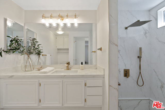10037 Sunnybrae Avenue, Chatsworth CA: https://media.crmls.org/mediaz/145a11fd-f695-4541-a832-d11f335c4077.jpg
