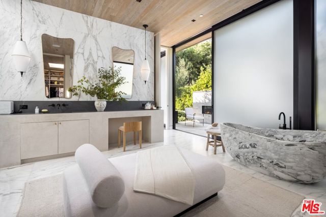 1335 Carla Lane, Beverly Hills CA: https://media.crmls.org/mediaz/145a5c47-2f77-4b77-ac0c-302041bc3989.jpg