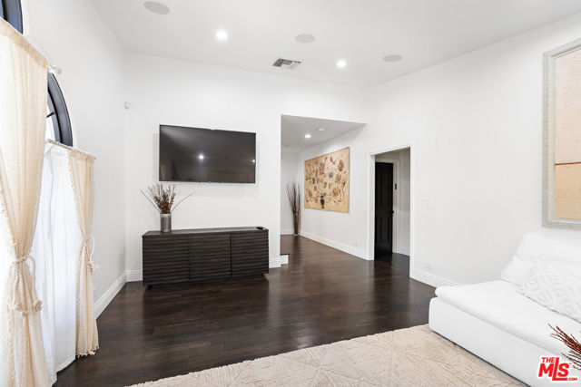1110 N Beverly Glen Boulevard, Los Angeles CA: https://media.crmls.org/mediaz/145a95aa-ef58-469d-befd-35e1647f4315.jpg