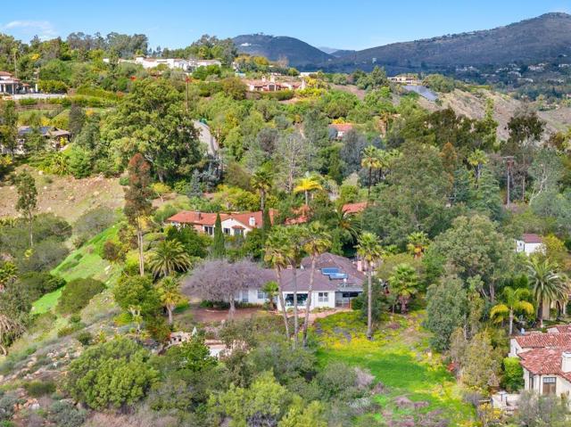 16574 Zumaque, Rancho Santa Fe CA: https://media.crmls.org/mediaz/145acd58-08c6-4bea-8b03-44da010a71d7.jpg