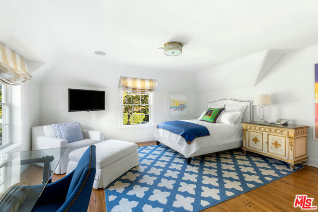 615 Trenton Drive, Beverly Hills CA: https://media.crmls.org/mediaz/145bed59-c012-4dd4-9573-ac28d457a5f9.jpg