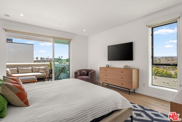 3724 1/2 Vinton Avenue, Los Angeles CA: https://media.crmls.org/mediaz/145bf02f-f843-4088-86f0-5d4c974f19e5.jpg