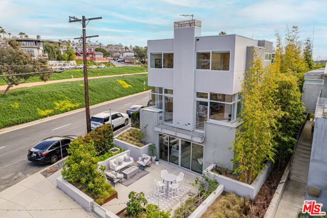 532 6th Street, Manhattan Beach CA: https://media.crmls.org/mediaz/145cc54c-442d-45d1-be1f-ba8891b0ac91.jpg