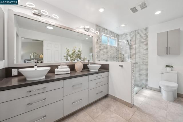 3245 Newport Court, Walnut Creek CA: https://media.crmls.org/mediaz/145cebdb-b8cd-44c9-894b-c7264201bcd2.jpg