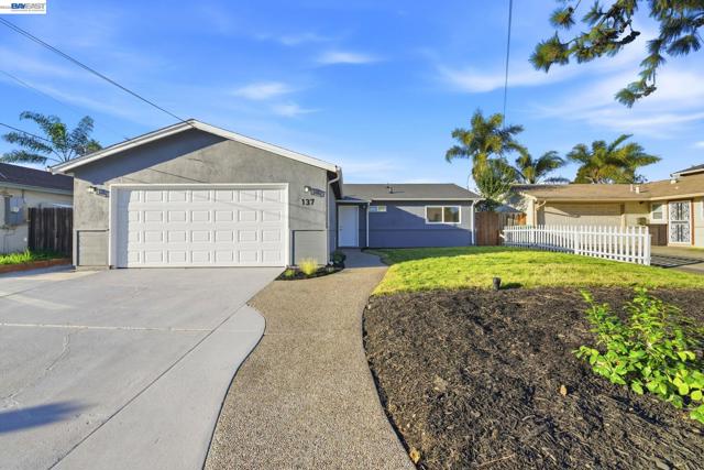 137 Tamarack Dr, Union City CA: https://media.crmls.org/mediaz/145d8a36-593c-4e2e-83ce-f47a159e3b47.jpg
