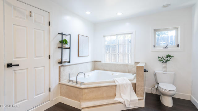 5726 Donna Avenue, Tarzana CA: https://media.crmls.org/mediaz/145dea14-3b29-4c86-b877-bb9cd2a1d89e.jpg