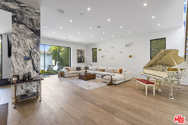 726 N Martel Avenue, Los Angeles CA: https://media.crmls.org/mediaz/145e32c7-70ca-4565-9171-cc5a1a99ee2c.jpg