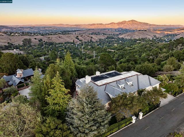 75 Donald Drive, Orinda CA: https://media.crmls.org/mediaz/145e3538-bb7d-456b-9dcd-937087060b9f.jpg