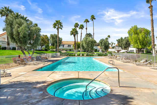 280 Vista Royale W Circle, Palm Desert CA: https://media.crmls.org/mediaz/145e795b-63ea-4d0f-aee3-22d6b0936bd1.jpg