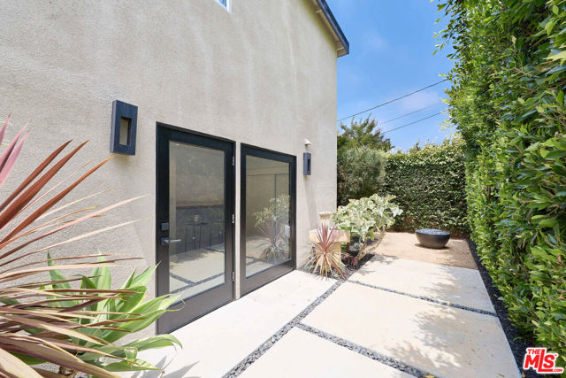 519 1/2 San Juan Avenue, Venice CA: https://media.crmls.org/mediaz/145ea591-bd27-4691-a9ec-85cdeffeb66f.jpg