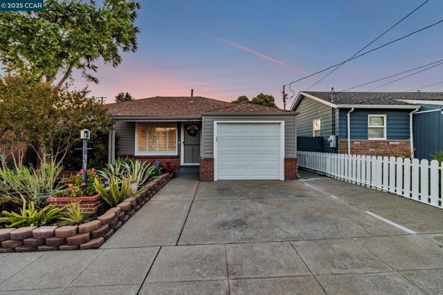 5411 Garvin Ave, Richmond CA: https://media.crmls.org/mediaz/14606eea-dfcf-4b57-8803-a90eea656c10.jpg