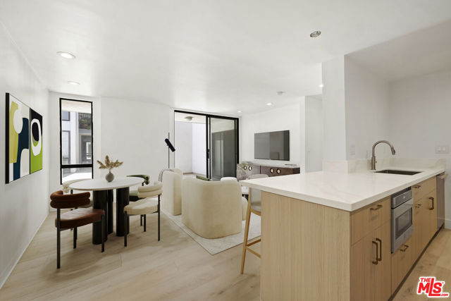 906 N Doheny Drive, West Hollywood CA: https://media.crmls.org/mediaz/1461e2a1-902c-49fa-a021-5e53a88af656.jpg