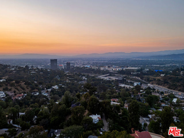 7209 Sunnydip Trail, Los Angeles CA: https://media.crmls.org/mediaz/1461f78d-cb38-412c-b07f-c2cb3928b1ab.jpg