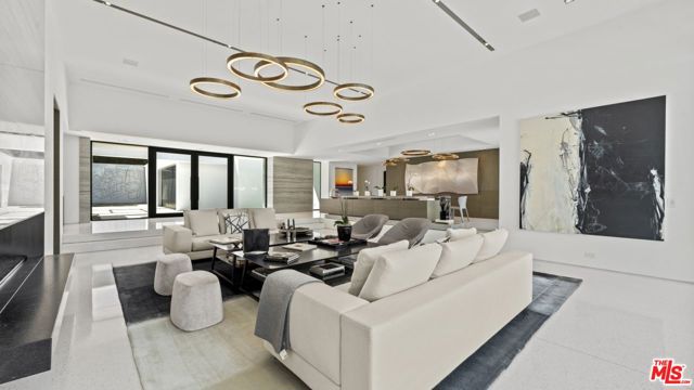 16032 VALLEY VISTA Boulevard, Encino CA: https://media.crmls.org/mediaz/1463995a-460b-4c48-8562-e0990c15d2f9.jpg