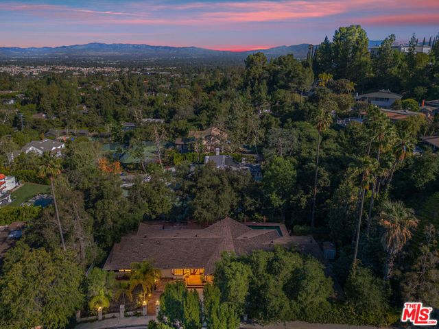 17449 Sumiya Drive, Encino CA: https://media.crmls.org/mediaz/1465a26f-8348-4ddd-b932-5f0d5a612042.jpg