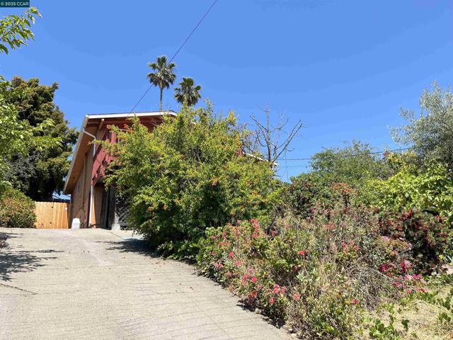 7618 Sunkist Dr, Oakland CA: https://media.crmls.org/mediaz/1465c14f-d995-4541-b3c0-e6cb09137242.jpg