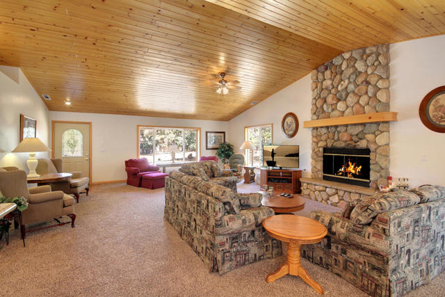 1769 Cascade Road, Big Bear CA: https://media.crmls.org/mediaz/146673ed-ddf1-4638-a111-33c2d233e10a.jpg