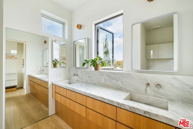 518 Sunset Avenue, Venice CA: https://media.crmls.org/mediaz/1466851e-2e3c-46cd-a693-4a166da9d37d.jpg